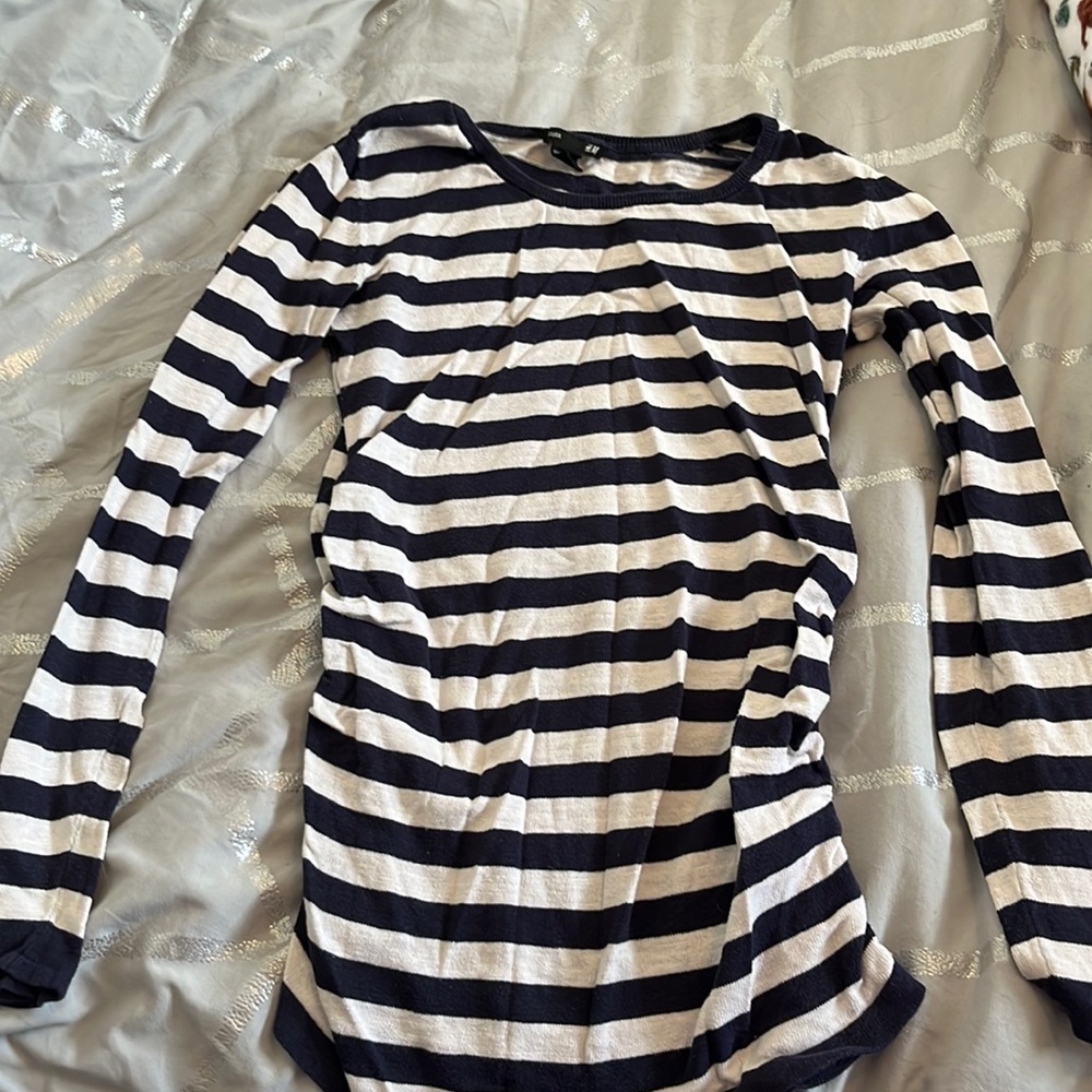H&M mama size medium maternity shirt. Good used condition